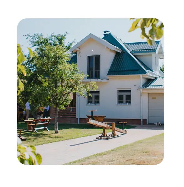 beautiful-house-teater-totter-in-driveway